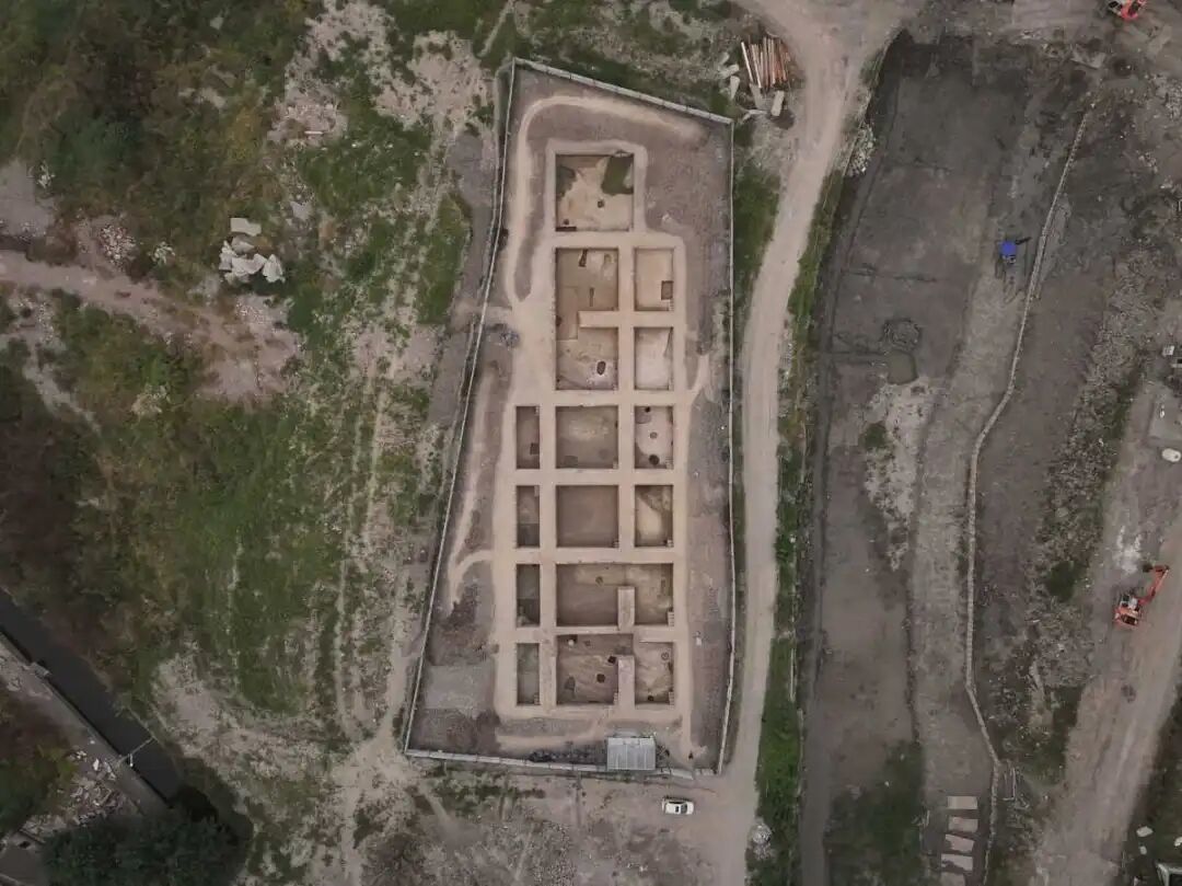 图三 慈溪周西遗址发掘完工照(南向北).JPG