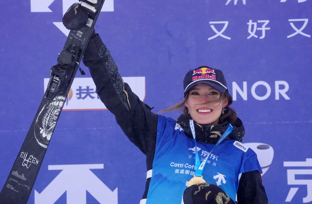 12月13日，谷爱凌在颁奖仪式上庆祝。新华社记者　王鹏　摄