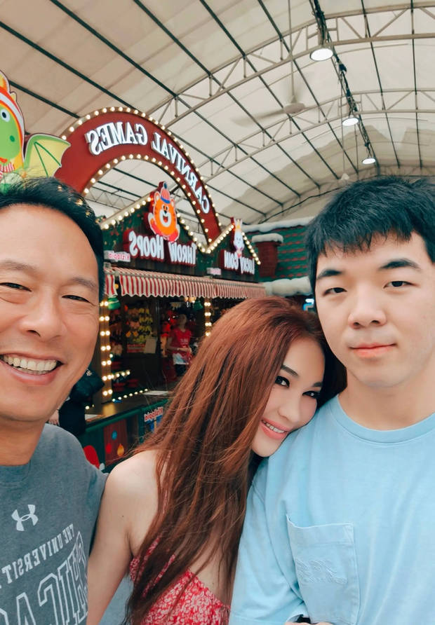 搜狐娱乐讯 14日,曾在《封神榜》饰演妲己的温碧霞更新近照,与老公、养子一家三口同框合影,画面温馨有爱!