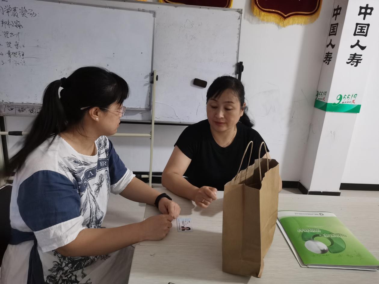 郭艷淼為客戶講解保障方案