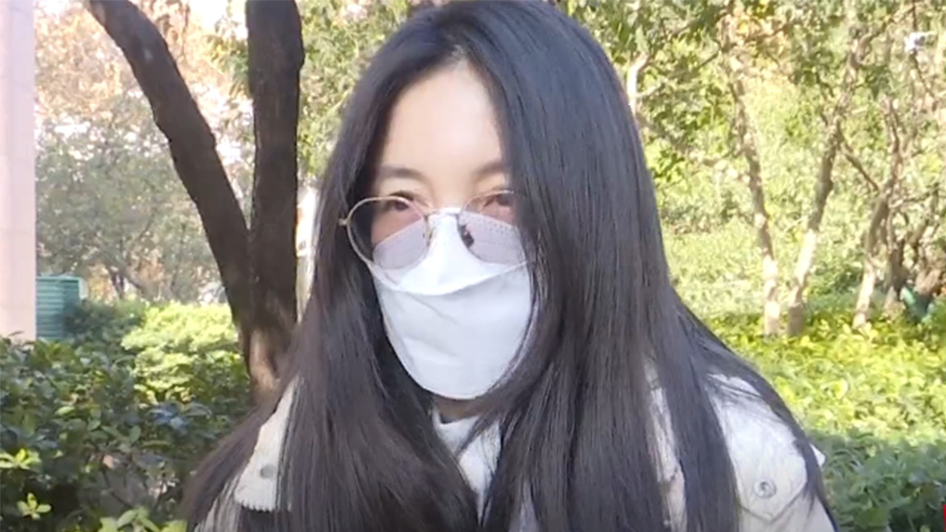 女子花13888元购买酒店自助餐年卡，因网上倒卖被暂停使用，其辩称“不清楚限制规则”，后续用餐再起纠纷，现要求退款一半