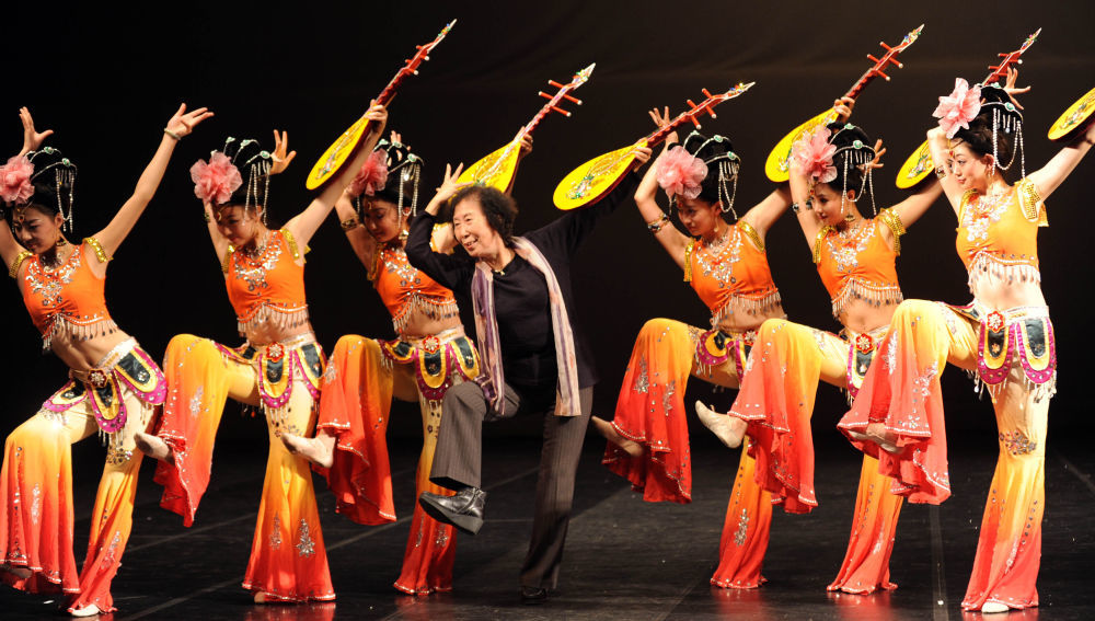 高金荣与《飞天》的演员们一起表演敦煌舞　新华社发