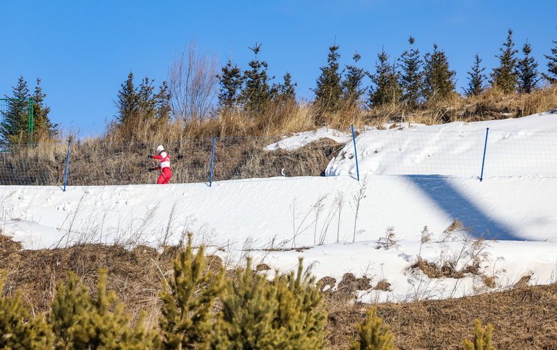 12月19日，参赛选手在越野滑雪接力比赛中。