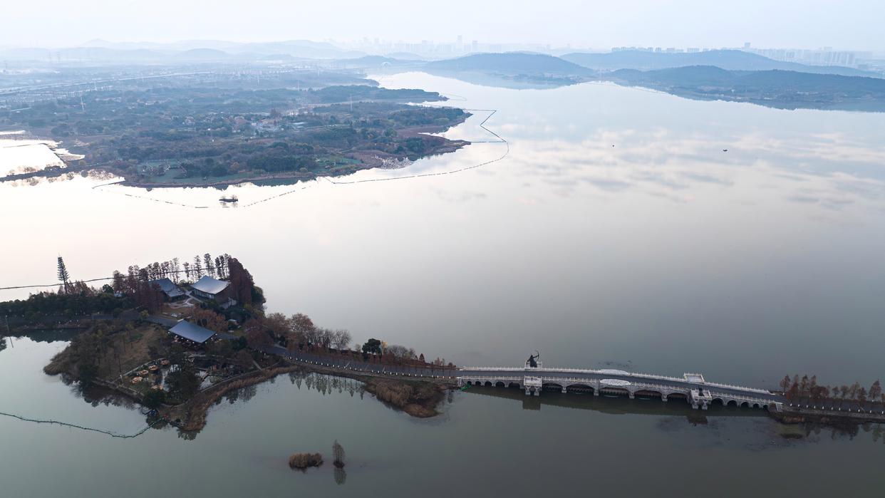 12月16日拍摄的武汉市东湖风景区一角(无人机照片)。新华社记者 肖艺九 摄