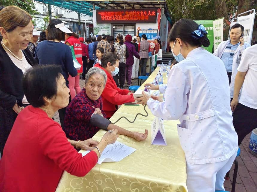 现场为居民免费测量血压