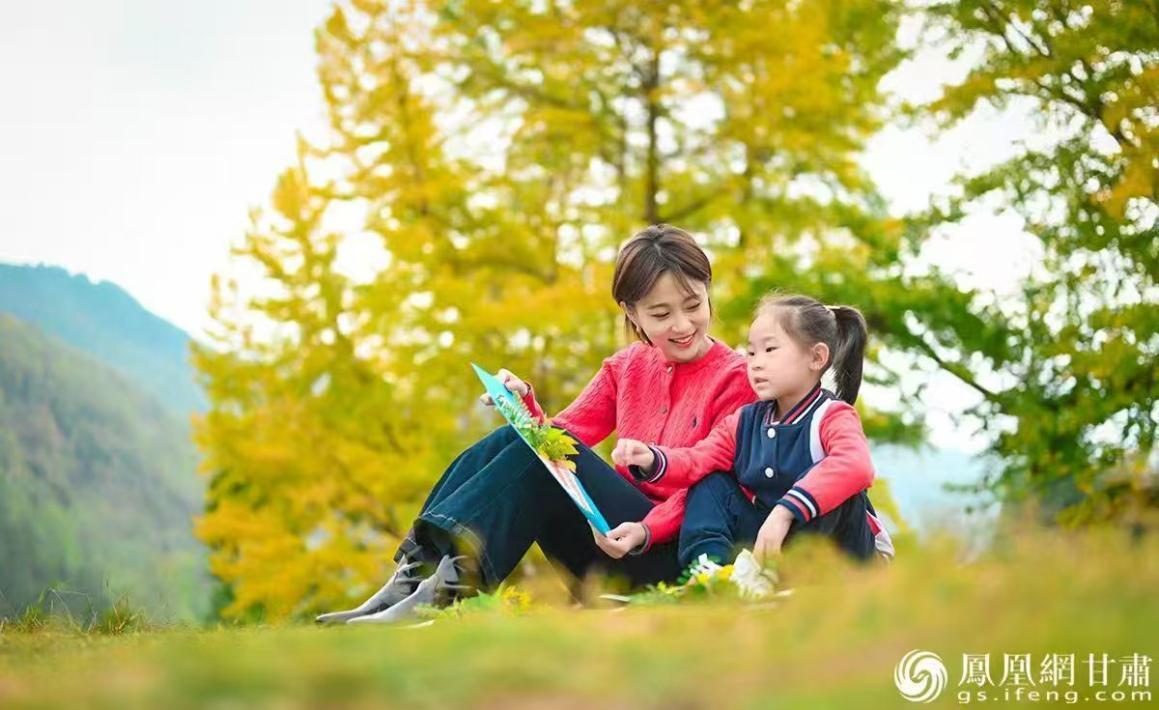 金色的银杏为游客构筑起一个梦幻般的童话世界　杨艺锴　摄