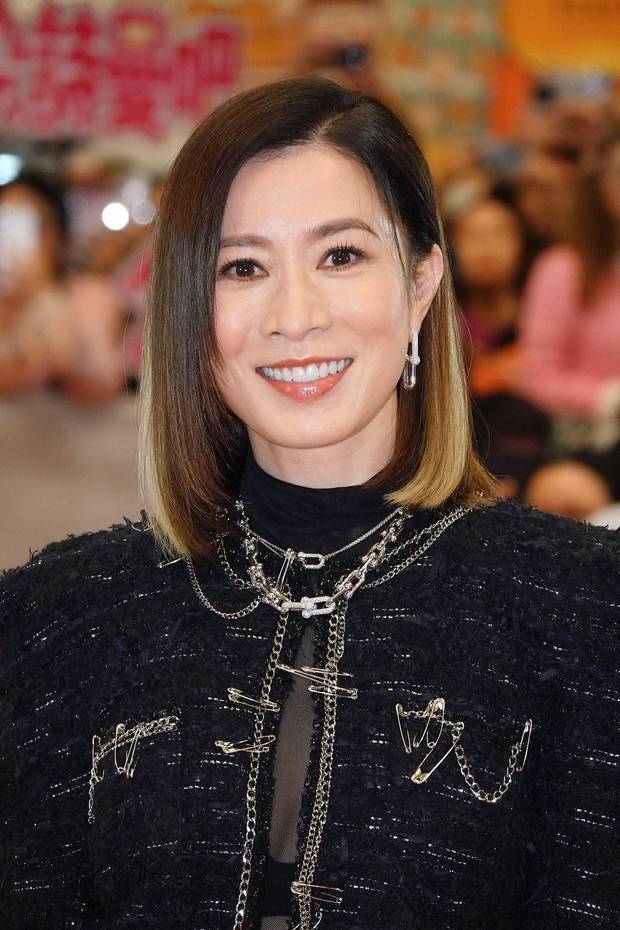 佘诗曼对镜头微笑,短发利落清爽。