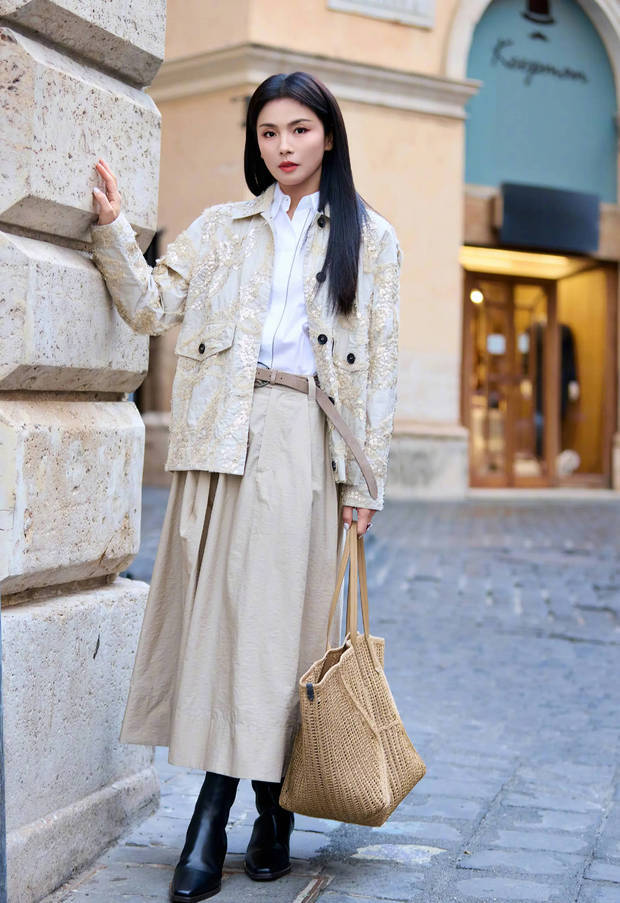 搜狐娱乐讯 17日,刘涛在社交平台上晒出一组街拍美照,并配文称:“老城漫步,步履不停。”