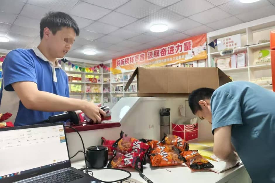 图为文文和小伙伴一起进货、录入商品资料