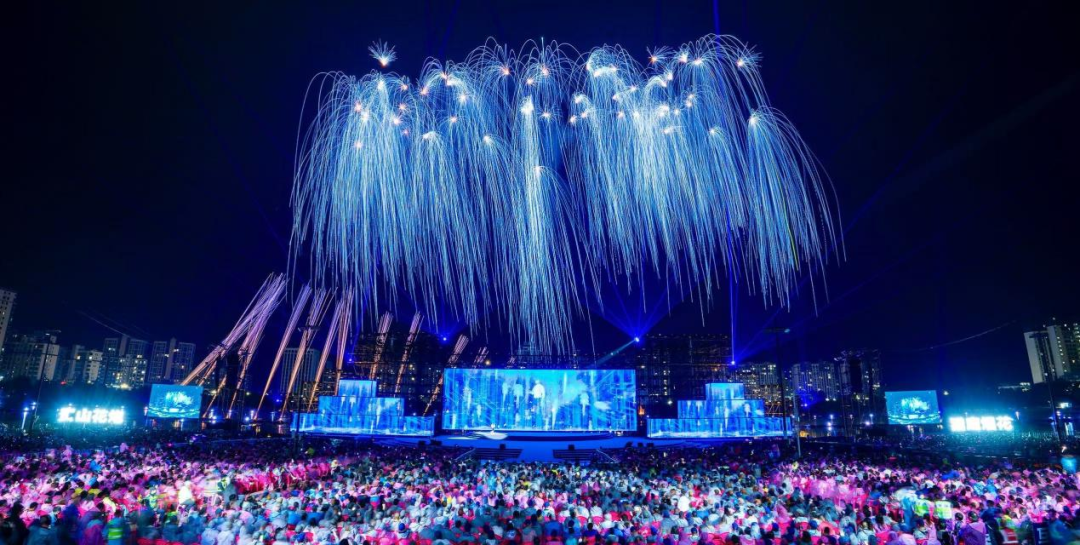 万载大型焰火晚会。唐浩 摄