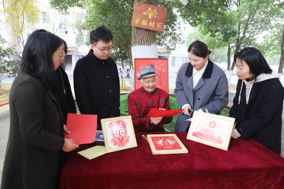 江西省南昌市青山湖区纪委监委通过多种形式，开展廉洁家风教育活动。图为剪纸非遗传承人向青年党员干部分享将廉洁元素融入剪纸作品中的创作感悟。 雷青兰 摄