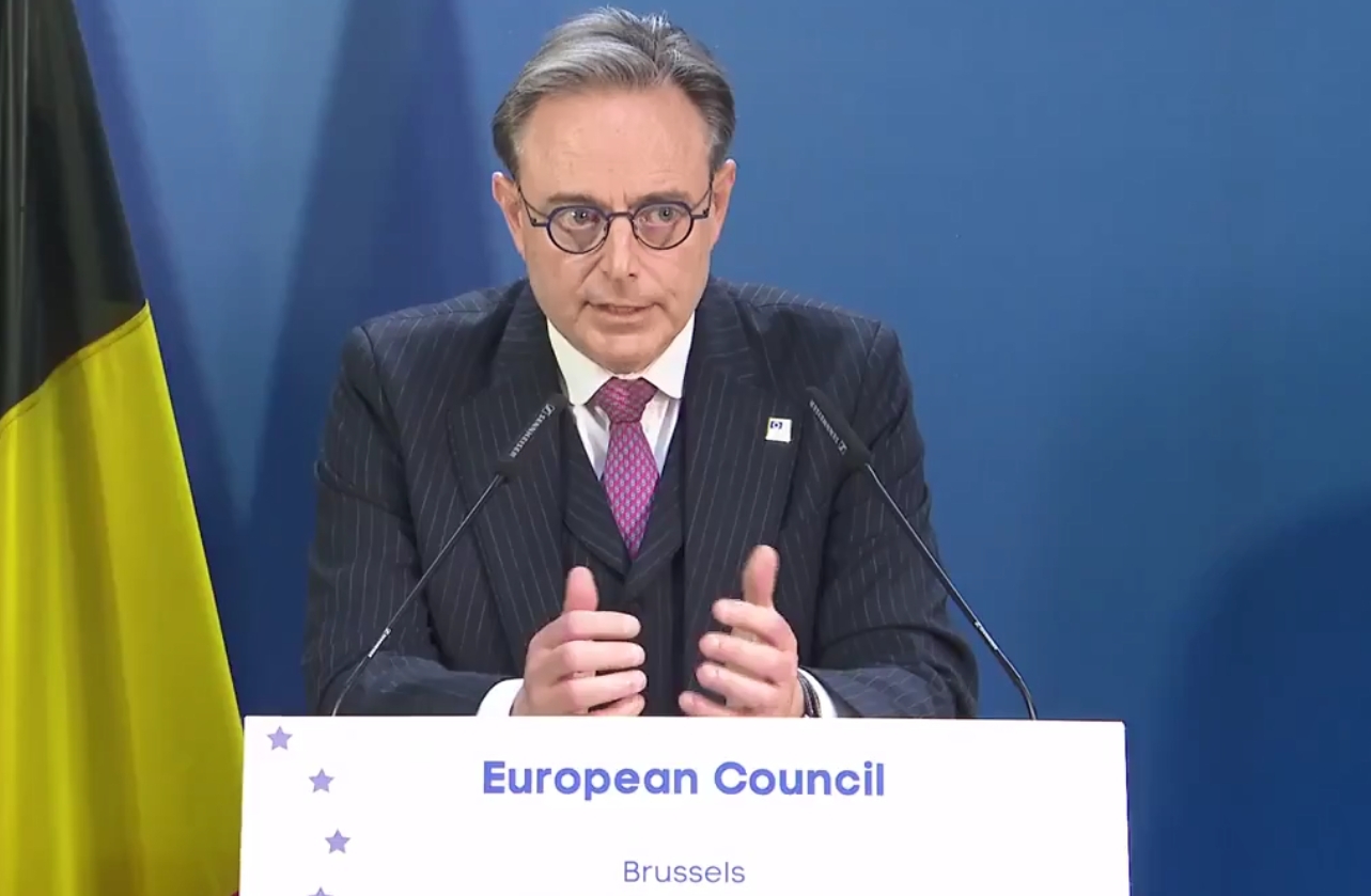 比利时首相怒怼美媒:我要回圣彼得堡的别墅了,阿萨德是我的邻居,你就拿这个做题目吧