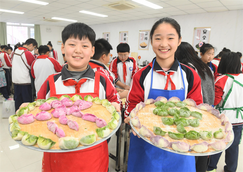 12月17日，新乐市新华路小学学生展示包好的饺子。