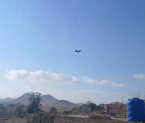 美军出动F-16战斗机飞越巴尔米拉上空,“展示武力”。(美媒援引社交媒体X视频截图)