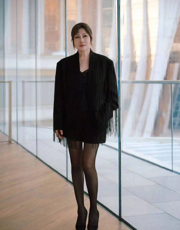 搜狐娱乐讯 12月15日，张凯丽一组美图释出，all black 穿搭职场都市丽人既视感，盘发造型优雅贵气。