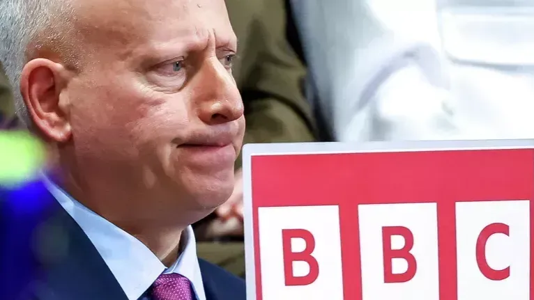 普京回应BBC记者:特朗普起诉你们是对的,我不想伤口撒盐