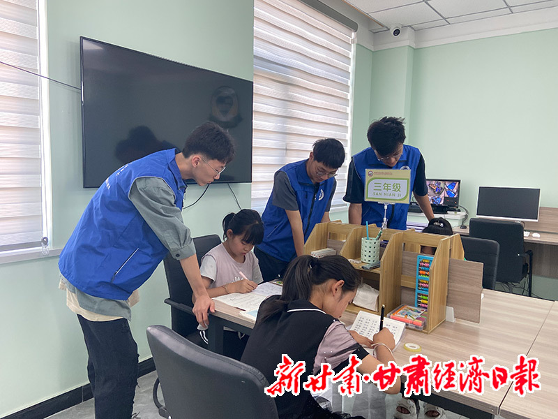 图为新时代文明实践活动志愿服务队开展活动