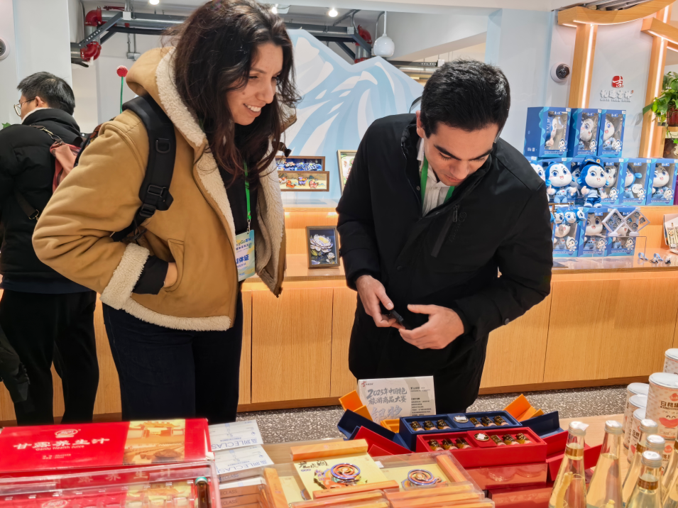 采风团驻足了解吉林人参