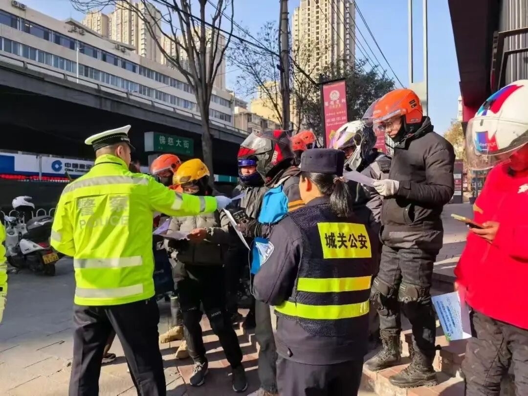 民警向外卖骑手发放宣传资料