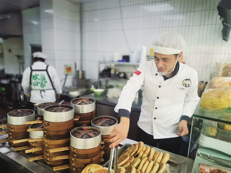 孙磊在早餐店