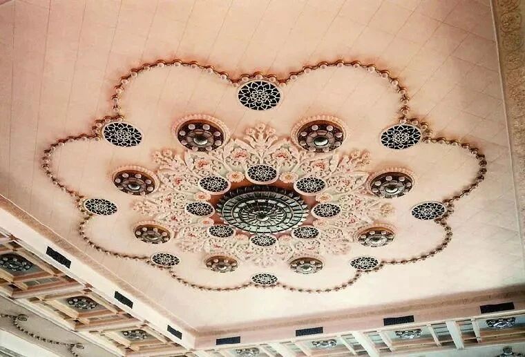 人民大会堂宴会厅的天顶花灯　新华社　发