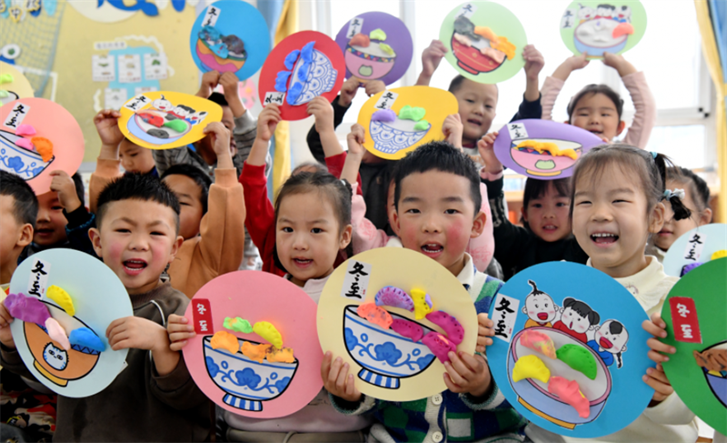 12月18日，石家庄市栾城区第七幼儿园的小朋友展示用轻黏土制作的“饺子”。