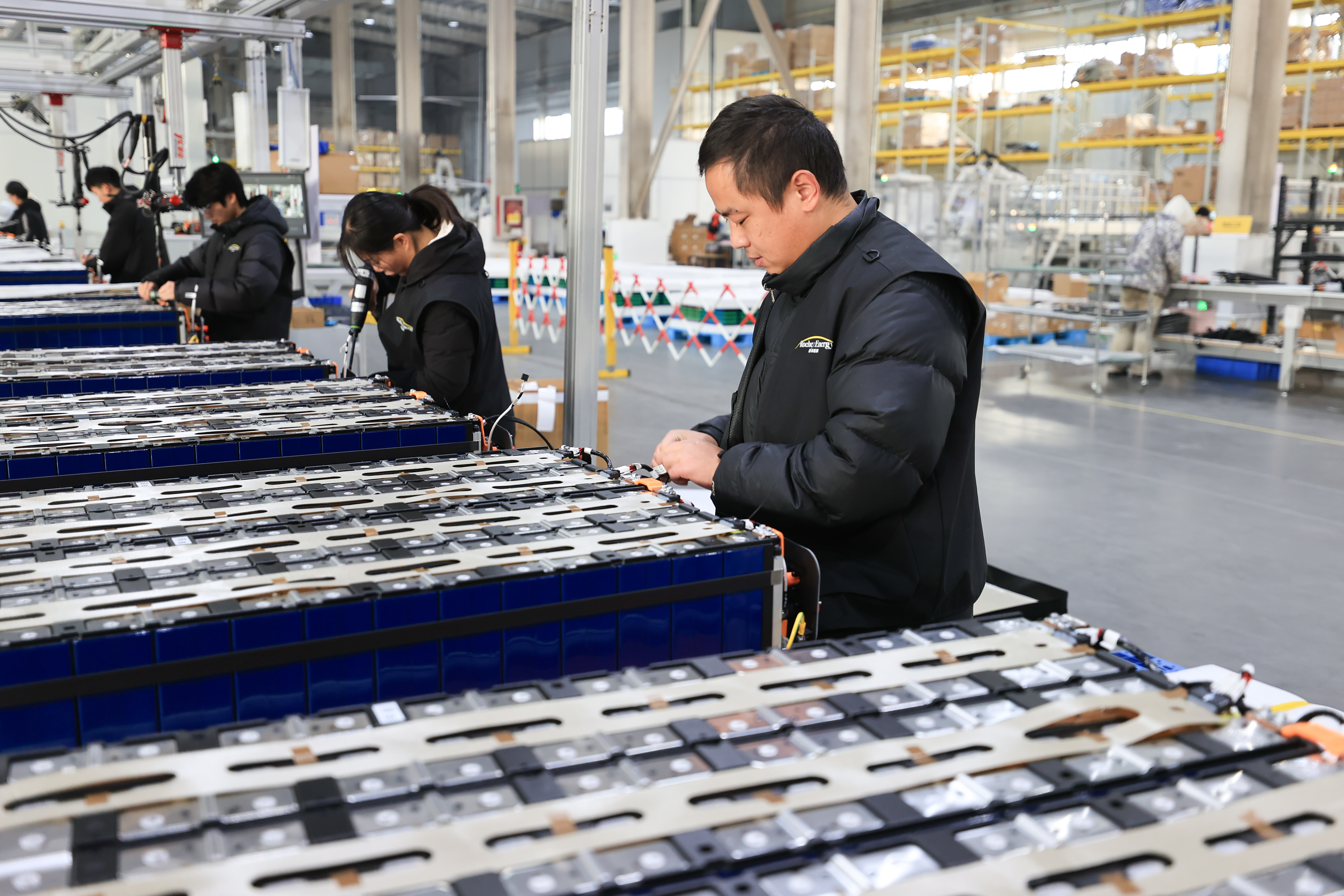 图为2025年12月19日，在江苏省连云港市赣榆高新区洛希能源科技有限公司生产车间，工人在生产储能柜。