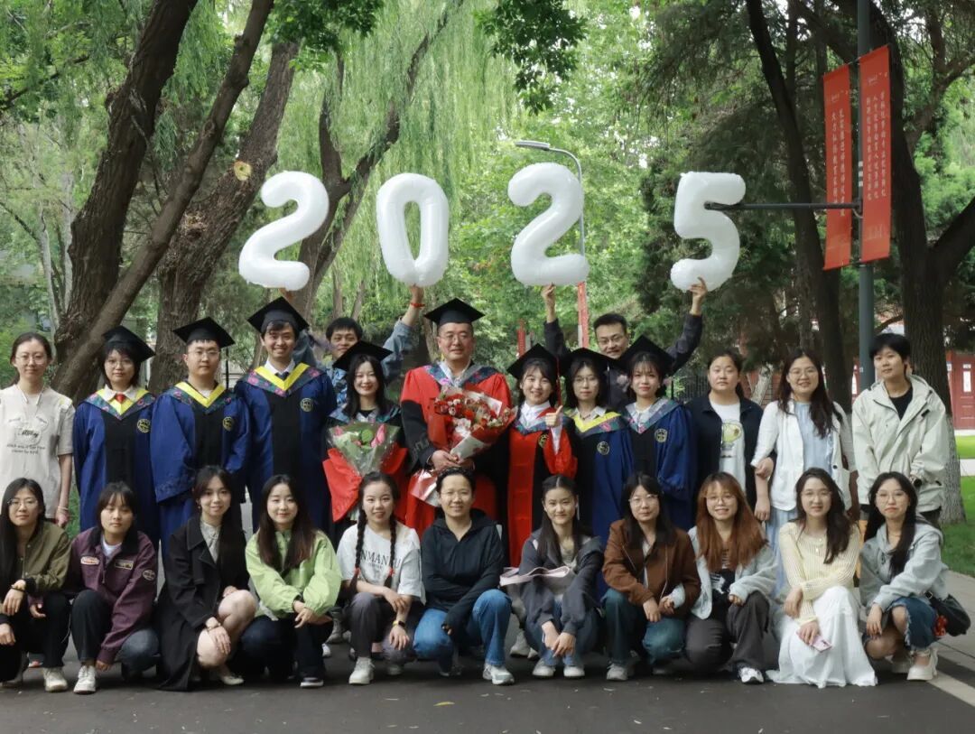 图为肖建喜教授团队合影