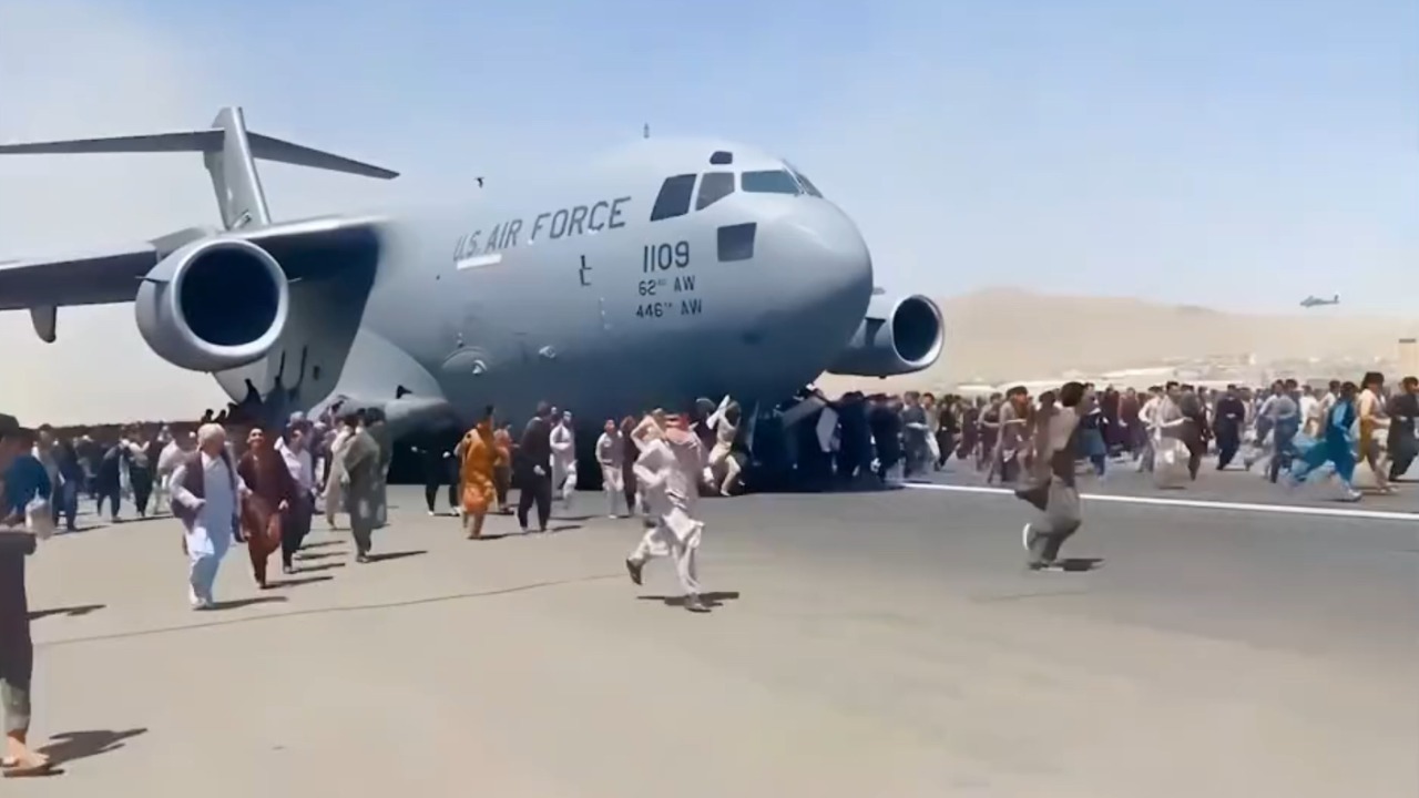 美国打着“反恐”旗号发动阿富汗战争，最后却一走了之，只留下满目疮痍