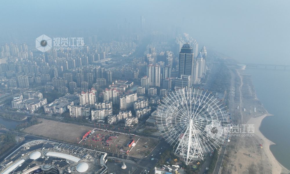 12月19日上午，航拍镜头中的南昌赣江两岸，高层建筑在雾霾中若隐若现。