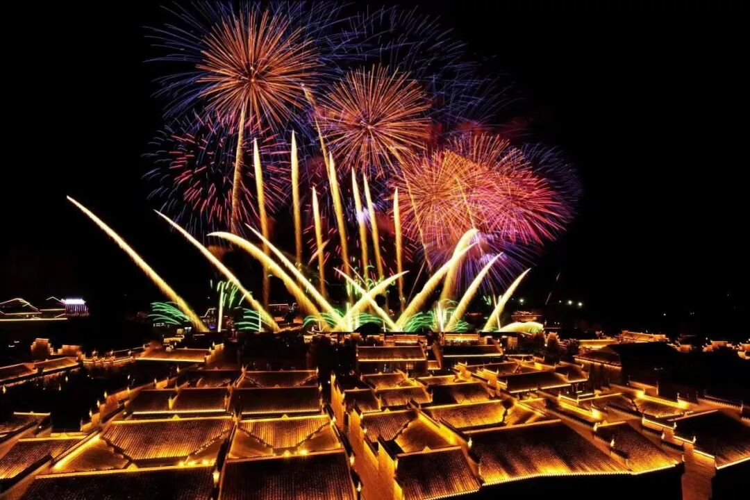 万载古城的焰火表演。邓龙华 摄