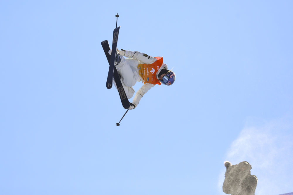 2024年12月7日，在河北张家口崇礼云顶滑雪公园举行的2024-2025赛季国际雪联自由式滑雪U型场地技巧世界杯崇礼站女子组比赛中，谷爱凌夺得冠军。新华社发（武殿森　摄）