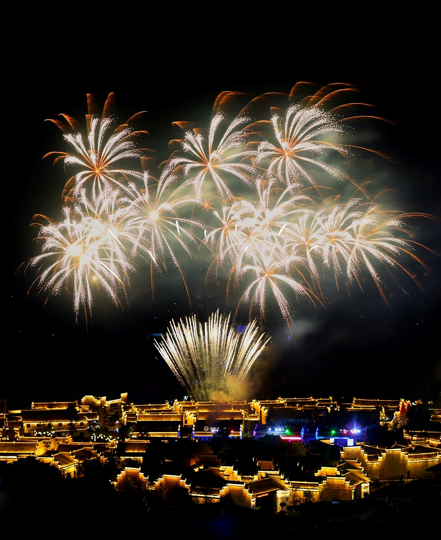 万载古城焰火表演。曹泽伟 摄