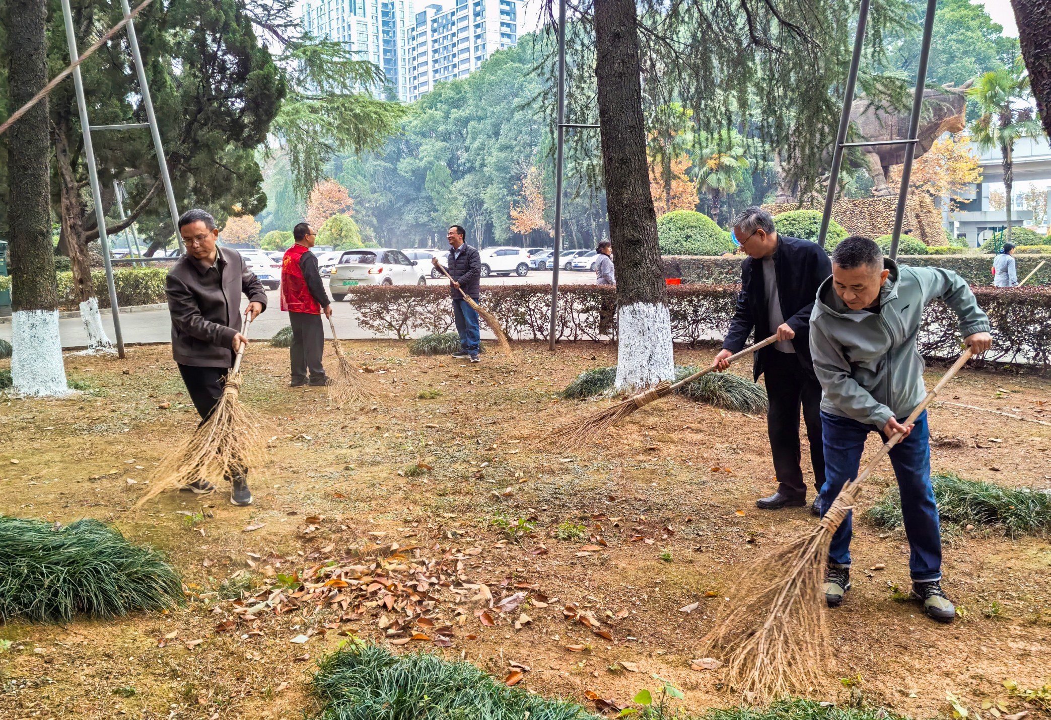 助力创建全国文明城市 新余市干部职工开展环境卫生大扫除