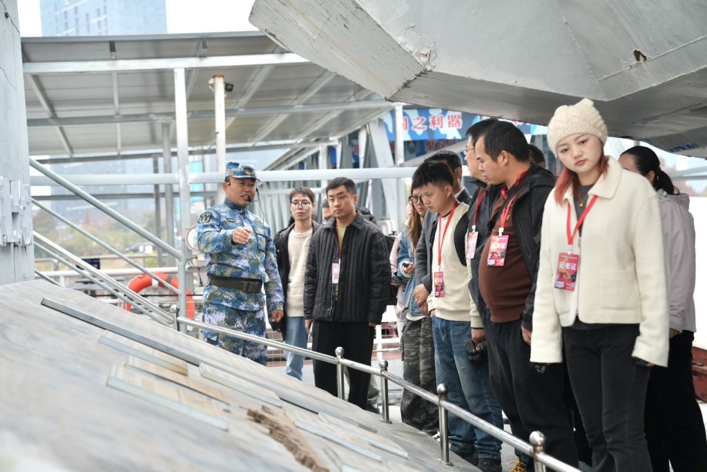 刘新定为游客讲解南昌舰。澎湃新闻记者 王洛伊 图