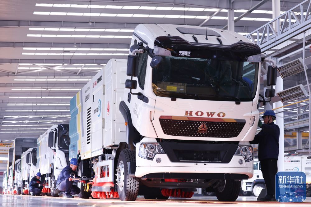 ↑ 12月15日，在河北省石家庄市的冀中装备石煤机公司，工人在组装新能源环卫车。新华社发（梁子栋摄）