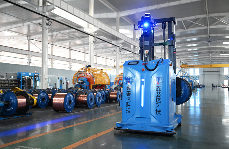 11月26日,在宁晋县贾家口镇高端智能制造产业园,自动导引运输车在鑫荟达高端智能制造共享车间工作。