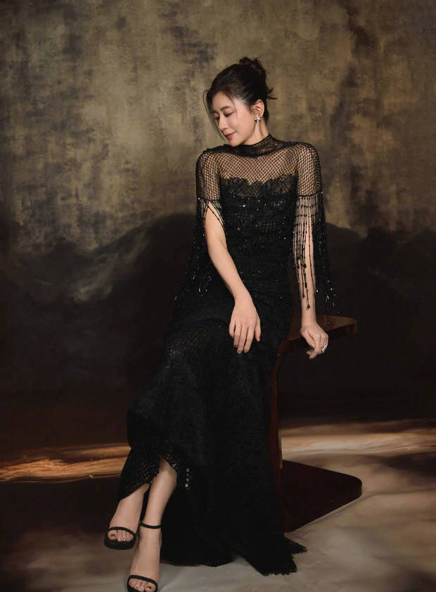 搜狐娱乐讯 近日，贾静雯一组穿黑色亮片礼服的美图曝光。