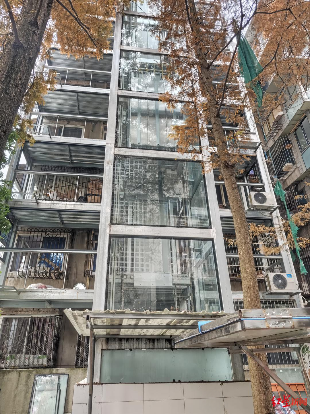 ▲老旧小区加装的电梯