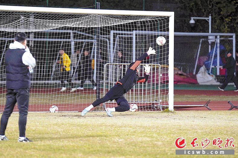 12月13日晚,长沙队在贺龙体育场附场进行赛前训练。长沙晚报全媒体记者 冯启阳 摄