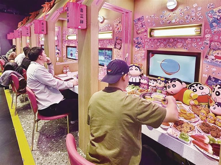 网友分享自己吃烤肉时的场景