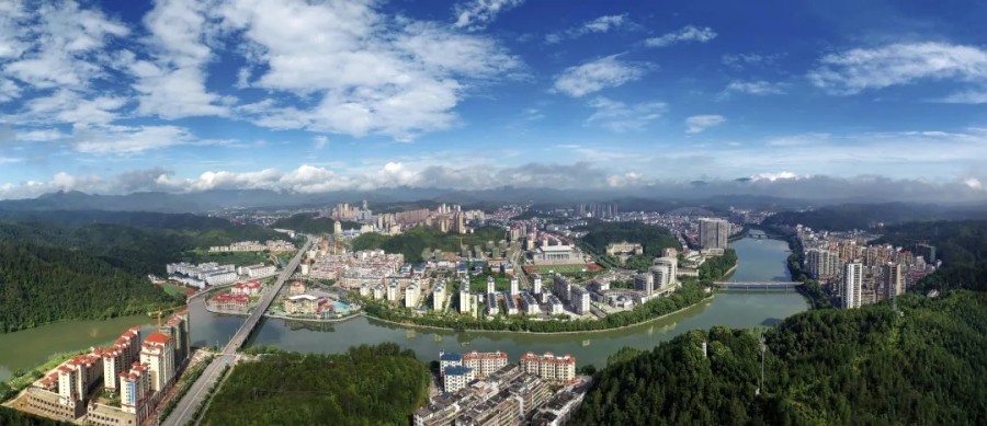 被山水环绕的上犹县城 钟芳亿摄