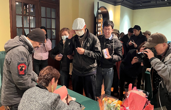 温迪雅为读者签名