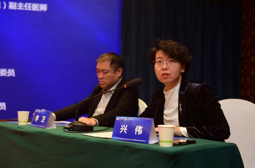 兴伟教授、李卫教授在主持学术分享。