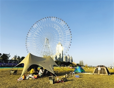在红谷滩区摩天湾，市民搭起帐篷享受午后时光