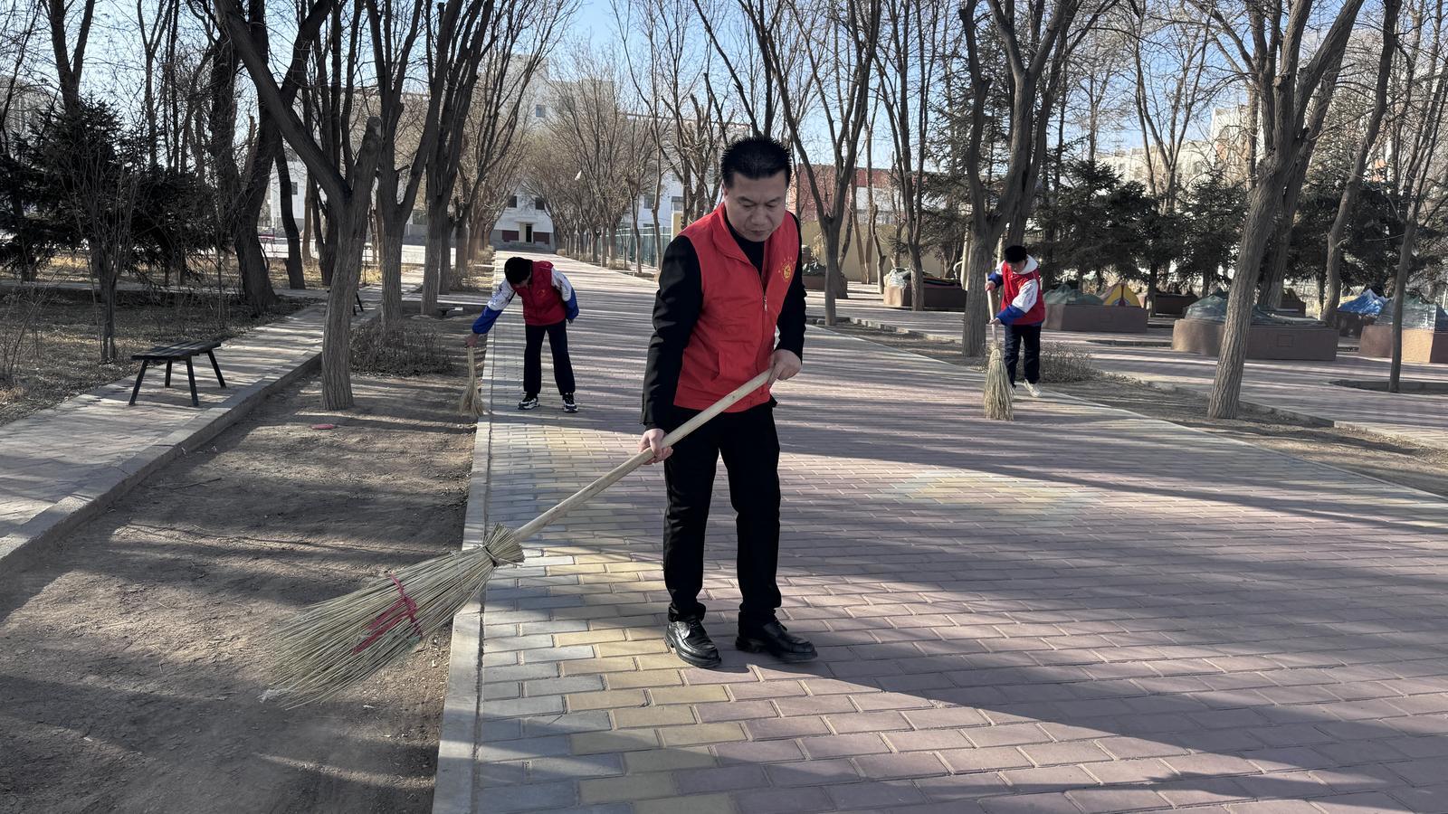 △马荣业带着双湾中学的孩子们来到双湾镇上进行公益活动