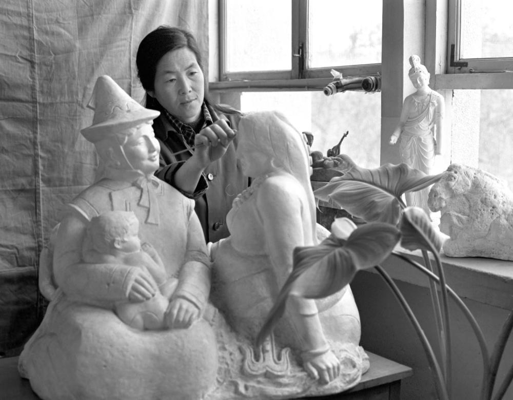 图为何鄂在雕塑《和睦》　新华社记者　张生贵　摄（1985年5月7日发）