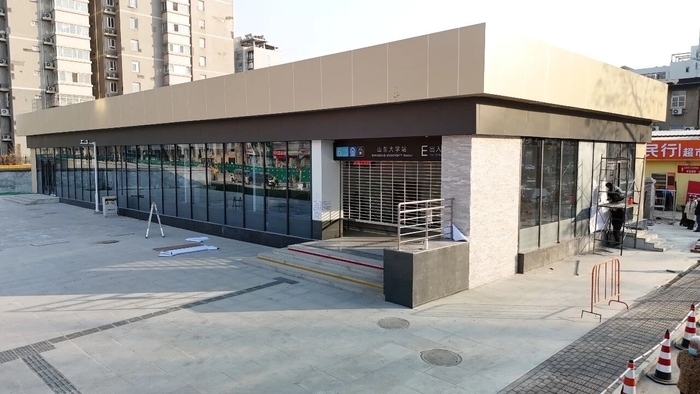 6号线山东大学站E出入口围挡拆除后
