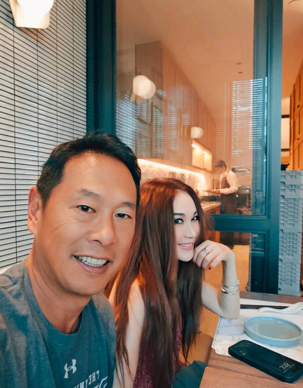 温碧霞与老公合影,心情愉悦。