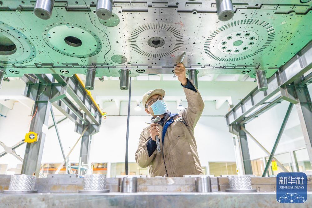 ↑ 12月15日，在位于江苏省南通市通州区兴仁镇的江苏富松模具科技有限公司车间内，工人赶制模具产品订单。新华社发（翟慧勇摄）